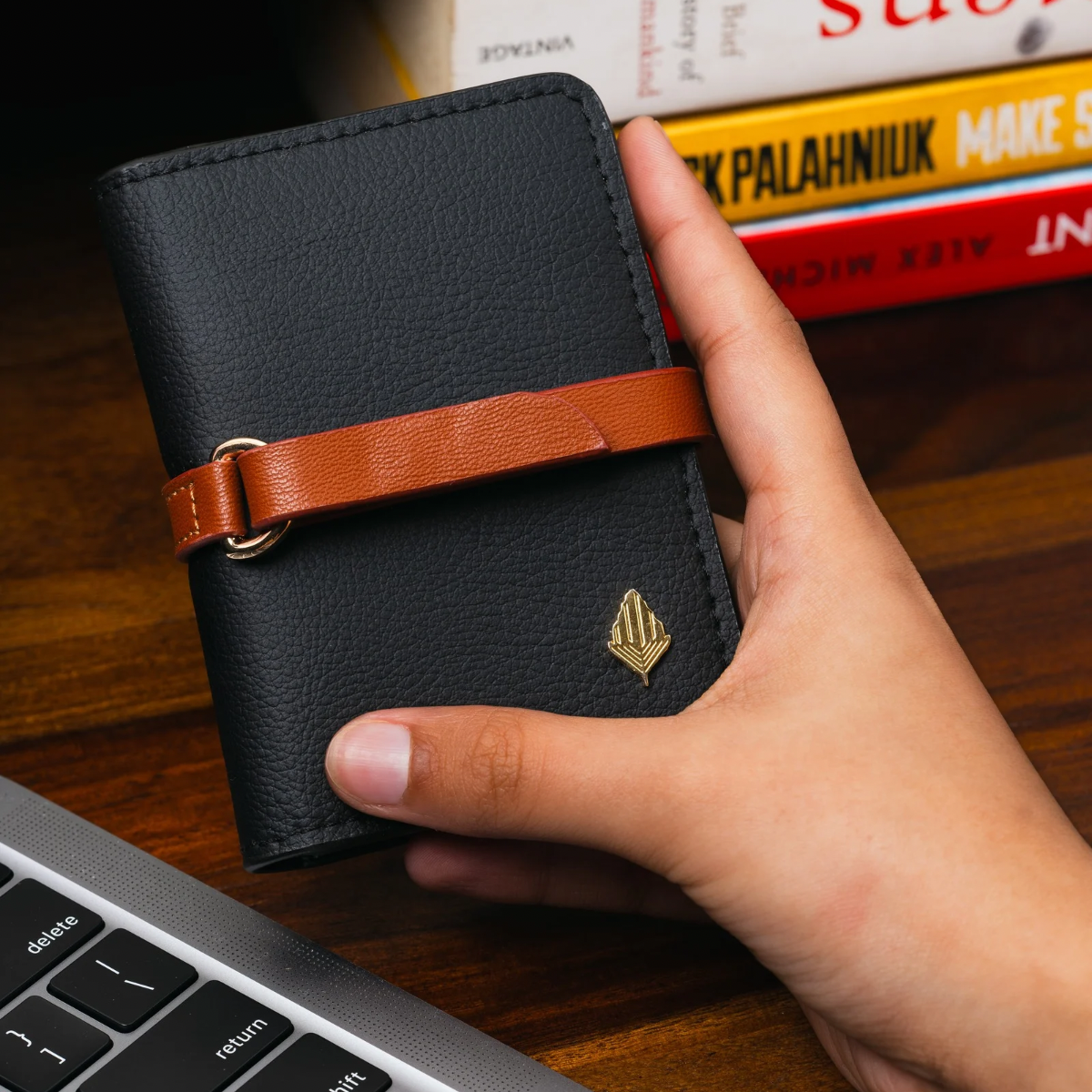 Neith black & tan cardholder