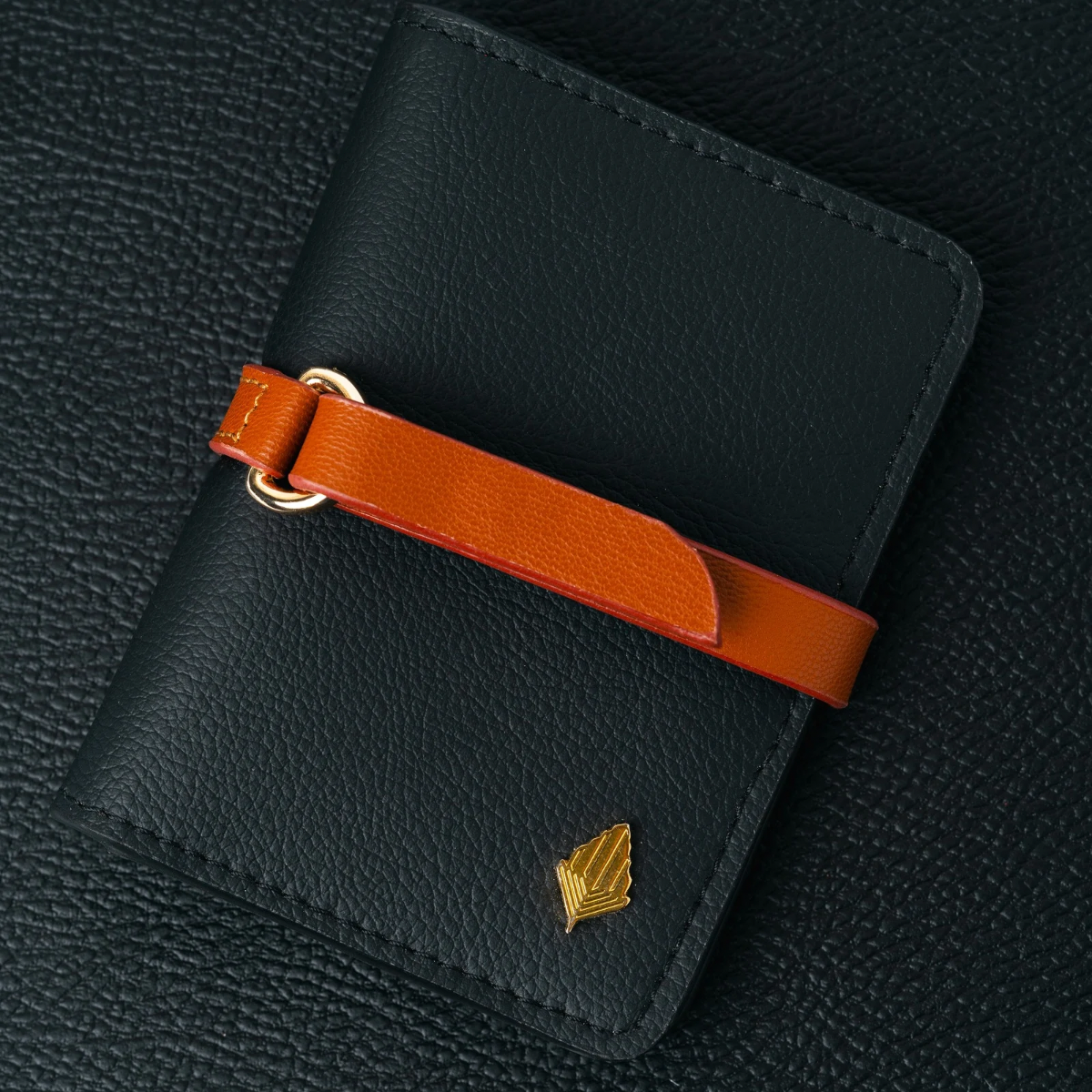 Neith black & tan cardholder