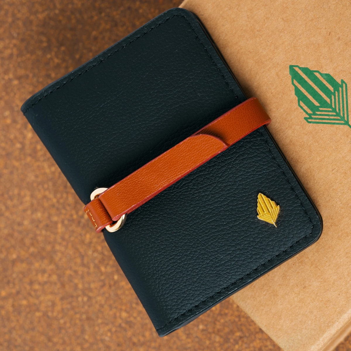 Neith black & tan cardholder